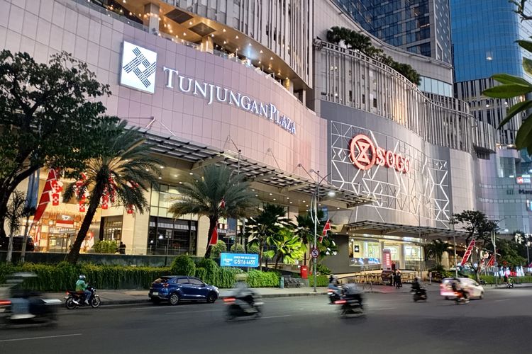 Suasana Tunjungan Plaza yang sempat tutup setengah hari dan buka kembali setelah imbas aksi solidaritas yang ricuh, Sabtu (30/8/2025) sore.