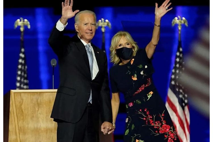Jill Biden (kanan) mengenakan gaun karya desainer Oscar de la Renta ketika mendampingi suaminya, Presiden terpilih AS Joe Biden, pada pidato kemenangan.