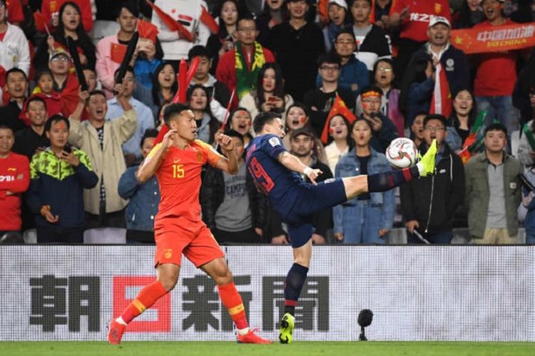 Tristan Do mendapat kawalan dari Yang Liu pada pertandingan Timnas Thailand vs China pada babak 16 besar Piala Asia 2019 di Stadion Hazza bin Zayed, 20 Januari 2019.