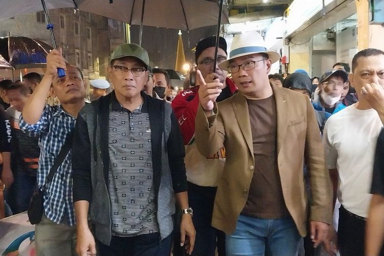 Gubernur Jawa Barat Ridwan Kamil dan Wali Kota Tasikmalaya Muhammad Yusuf, jalan-jalan di kawasan pedestrian Maliboro-nya Tasikmalaya pada Sabtu (8/10/2022) malam.
