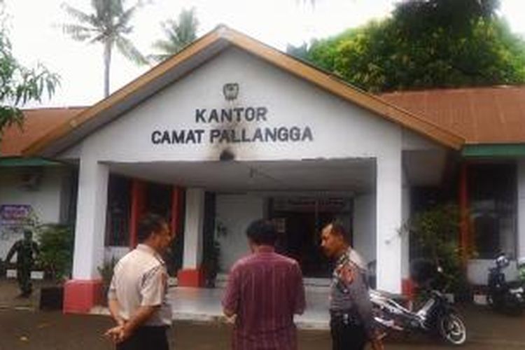 Suasana kantor Camat Pallangga, Kabupaten Gowa, Sulawesi Selatan usai dilempari bom molotov. Rabu, (16/12/2015).