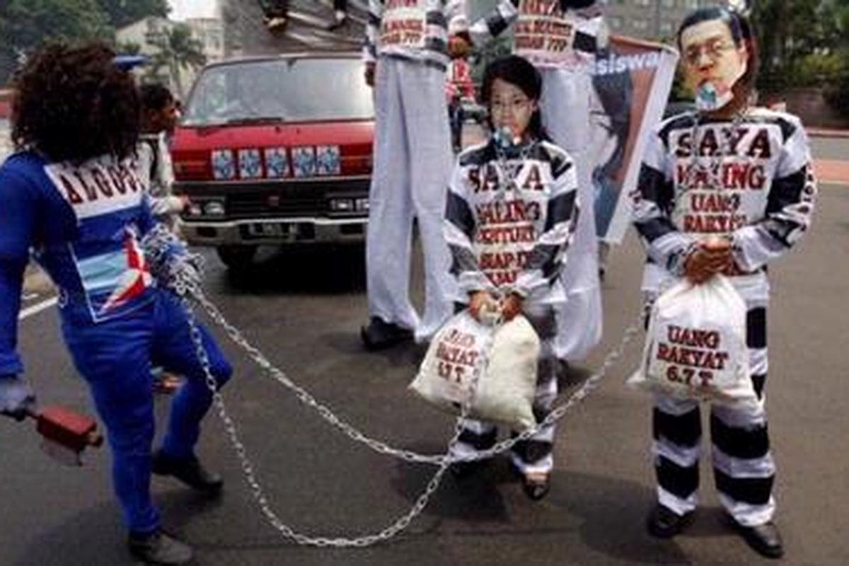 Aksi teatrikal digelar para pengunjuk rasa di Bundaran Hotel Indonesia, Jakarta, Rabu (3/2/2010). Mereka menuntut penuntasan kasus skandal Bank Century. KOMPAS IMAGES/KRISTIANTO PURNOMO