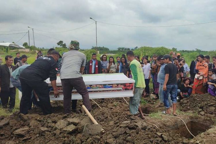 Pemakaman Sempura Pasaribu di Karo, Sumatera Utara, Jumat (28/6/2024).