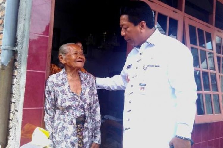 Wali Kota Magelang Sigit Widyonindito mengunjungi Asmo Welas Asih, nenek sebatang kara yang sebelumnya tinggal di rumah kumuh. Sigit datang untuk memberi bantuan sekaligus memantau progres renovasi rumah Asmo, Selasa (27/9/2016).