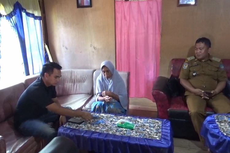 Daeng So'na, ibu rumah tangga Asala Desa Tabbingjai, Kabupaten Gowa, Sulawesi Selatan yang menjadi korban teror anjing gila telah berada di rumahnya setelah mendapat perawatan medis di Puskesmas. Kamis, (6/7/2023).