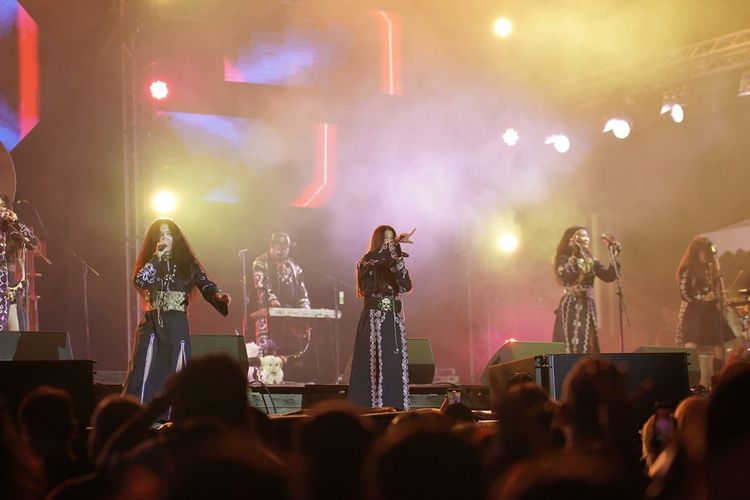 Otyken dari Siberia tampil memukau di hari pertama Rainforest World Music Festival 2025. Mereka memadukan nyanyian tenggorokan khas suku, alat musik tradisional, dan unsur elektronik modern menjadi pertunjukan yang benar-benar memikat. 