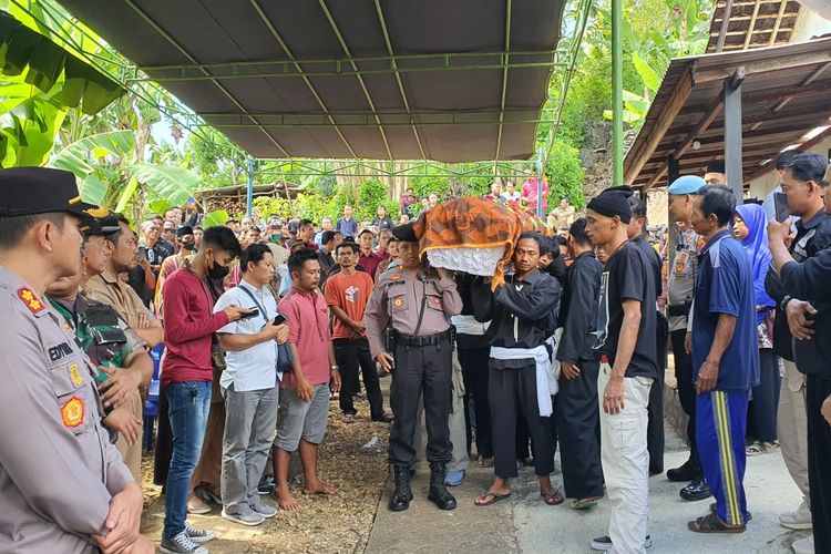 Pemakaman Aldi Aprianto (19) yang tewas, saat pertunjukan panggung hiburan bersih Telaga Tekik, di Padukuhan Wuni, Kalurahan Nglindur, Girisubo, Gunungkidul, DI Yogyakarta. Minggu (14/5/2023) malam. Dia diduga tertembak oleh polisi. 