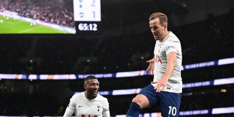 Striker Tottenham Hotspur, Harry Kane, berselebrasi usai mencetak gol ke gawang Brighton and Hove Albion pada putaran keempat Piala FA 2021-2022.