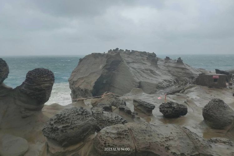 Kondisi obyek wisata Elephant Trunk Rock atau batu belalai gajah di Taiwan yang runtuh bagian belalainya pada Sabtu (16/12/2023).
