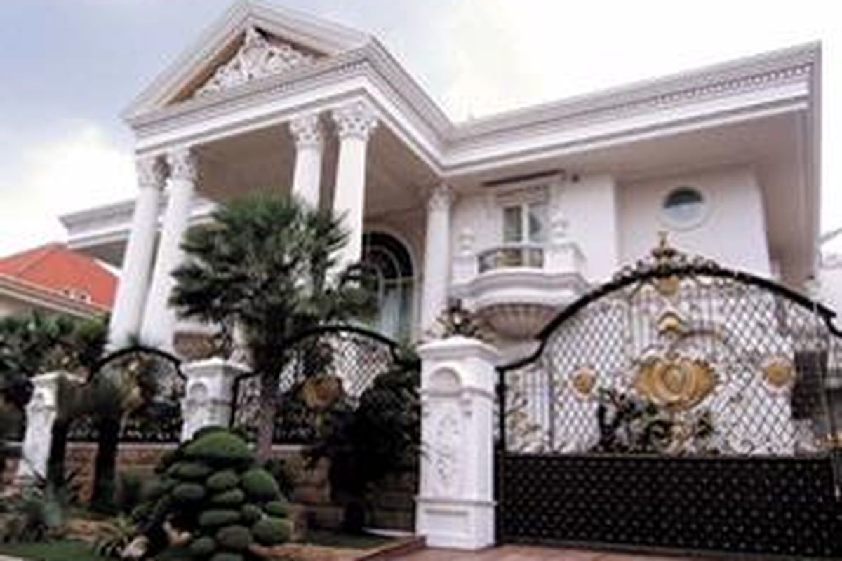 Rumah yang besar dan megah, tanda kasih sayang seorang anak kepada sang ibu.