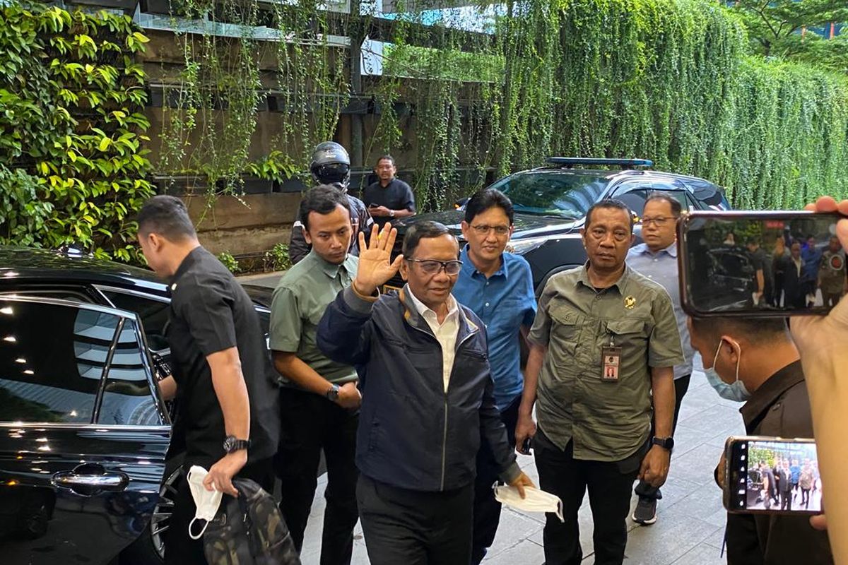 Menteri Koordinator Bidang Politik, Hukum, dan Keamanan (Menko Polhukam) Mahfud MD saat menjenguk D di RS Mayapada, Jakarta Selatan, Selasa (28/2/2023).