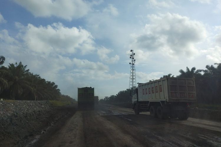 Truk angkutan tambang batubara di Kalimantan Selatan