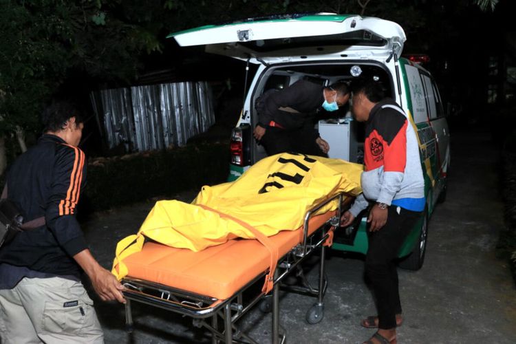 Jenazah Kadir (68) dibawa dari lokasi kejadian di Desa Kedawung, Kecamatan Nglegok, Kabupaten Blitar, menuju ke rumah sakit untuk divisum, Sabtu (28/10/2023) malam.