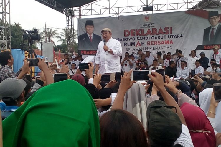 Wakil Ketua DPP Gerindra Fadli Zon saat berorasi di hadapan ribuan pendukung Prabowo-Sandi di Alun-Alun Limbangan, Kamis (24/1/2019)