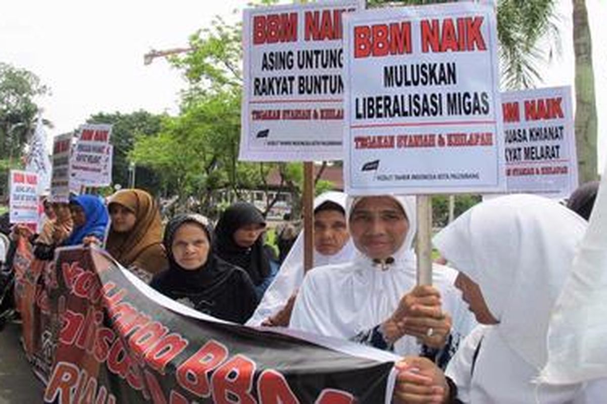 Sejumlah ibu rumahtangga berunnjukrasa di Palembang, Sumatera Selatan, untuk menolak rencana kenaikan harga BBM, Selasa (20/3/2012).