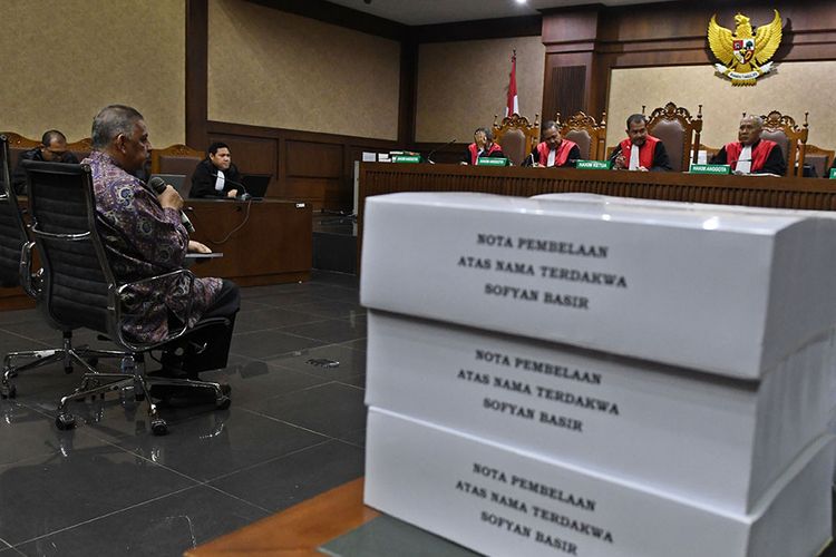 Terdakwa kasus suap proyek PLTU Riau-1 Sofyan Basir (kiri) membacakan nota pembelaannya di sidang lanjutan di Pengadilan Tipikor, Jakarta, Senin (21/10/2019). Sidang tersebut beragendakan pembacaan nota pembelaan atau pledoi terdakwa. Pada sidang sebelumnya jaksa penuntut umum (JPU) dari KPK menuntut terdakwa dengan pidana penjara selama lima tahun dan denda Rp200 juta subsider tiga bulan kurungan.