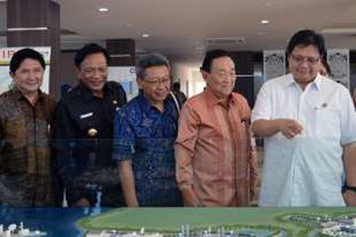 Menteri Perindustrian (Menperin) Airlangga Hartarto (baju putih), saat mengunjungi kawasan industri Java Integrated Industrial Port Estate (JIIPE), Kamis (4/8/2016).