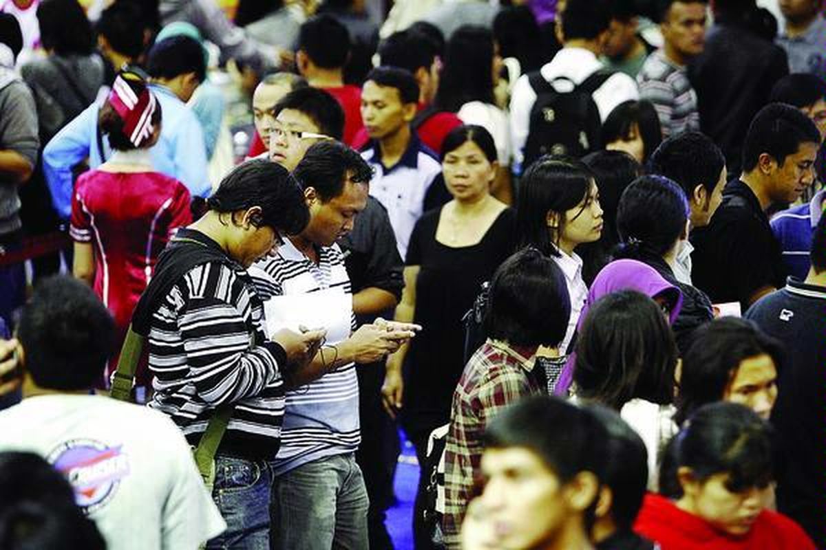 Membuka aplikasi Twitter atau sering disebut ngetweet untuk menyampaikan informasi, bahkan berjualan, dapat dilakukan di mana saja dan kapan saja, tak terkecuali di tengah keramaian.