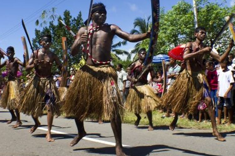 Sekelompok pemuda Maluku memperagakan tarian Cakalele. Tarian yang sama dilakoni Martha Christina Tiahahu saat melakukan perlawanan terhadap penjajah Belanda. 