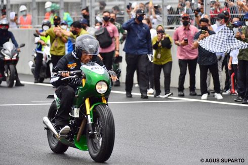 Tunggangi Motor Balap, Jokowi Tancap Gas Menjajal Sirkuit Mandalika