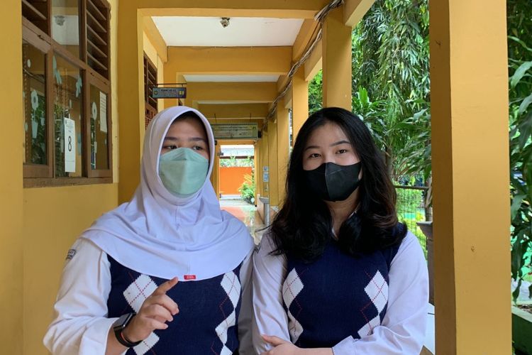 Para siswi SMPN 1 Tangerang, Kota Tangerang, saat ditemui seusia mengikuti pembelajaran tatap muka, Senin (7/3/2022).