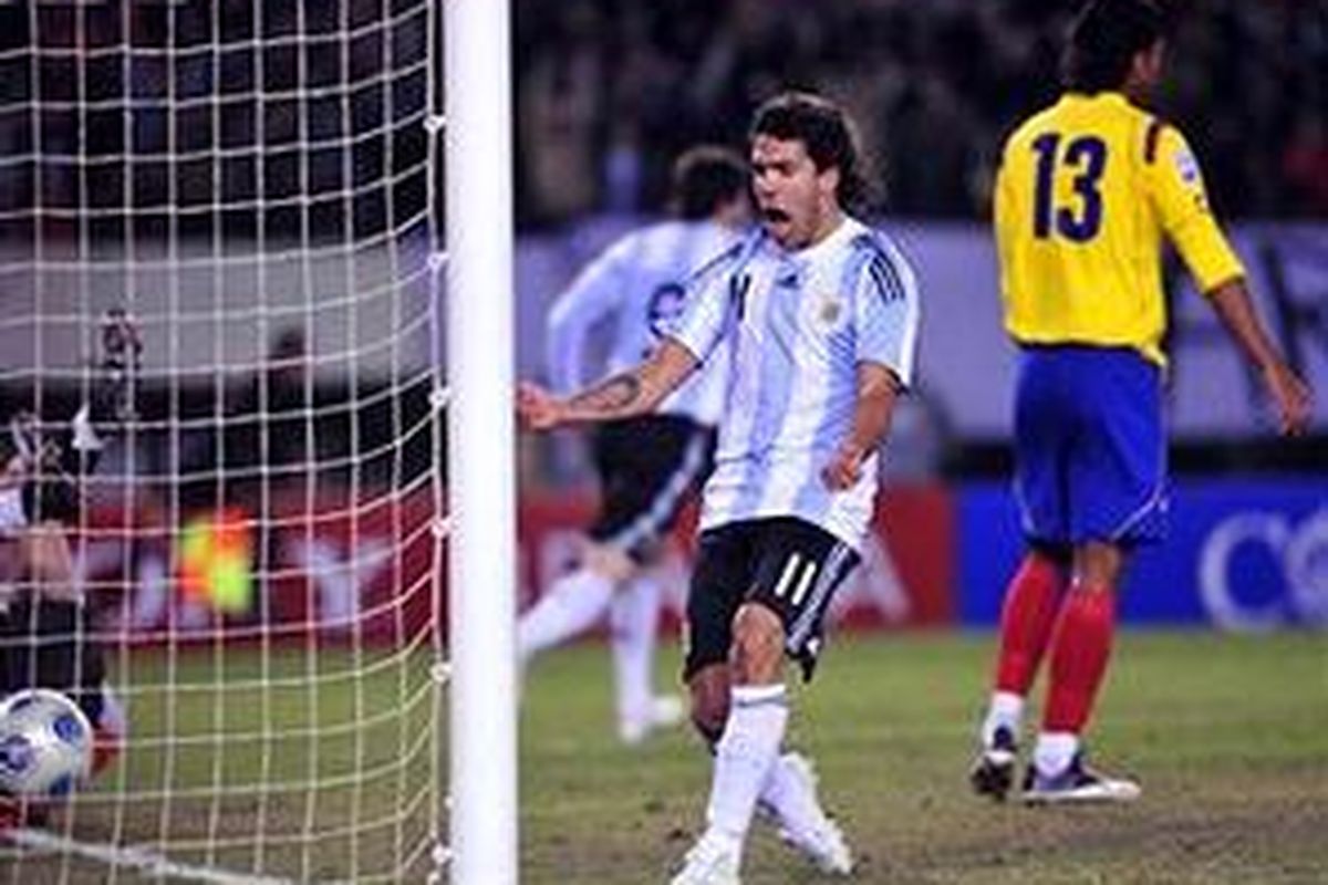 Carlos Tevez berteriak girang, setelah tendangan Daniel Alberto Diaz membobol gawang Kolombia.