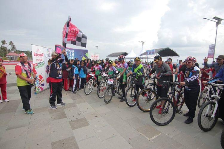 Tim Jelajah Sepeda Nusantara 2018 kemaren sore, Kamis (2/8/2018), tiba di Kabupaten Mamuju Utara yang sekarang berubah nama menjadi Kabupaten Pasangkayu.
