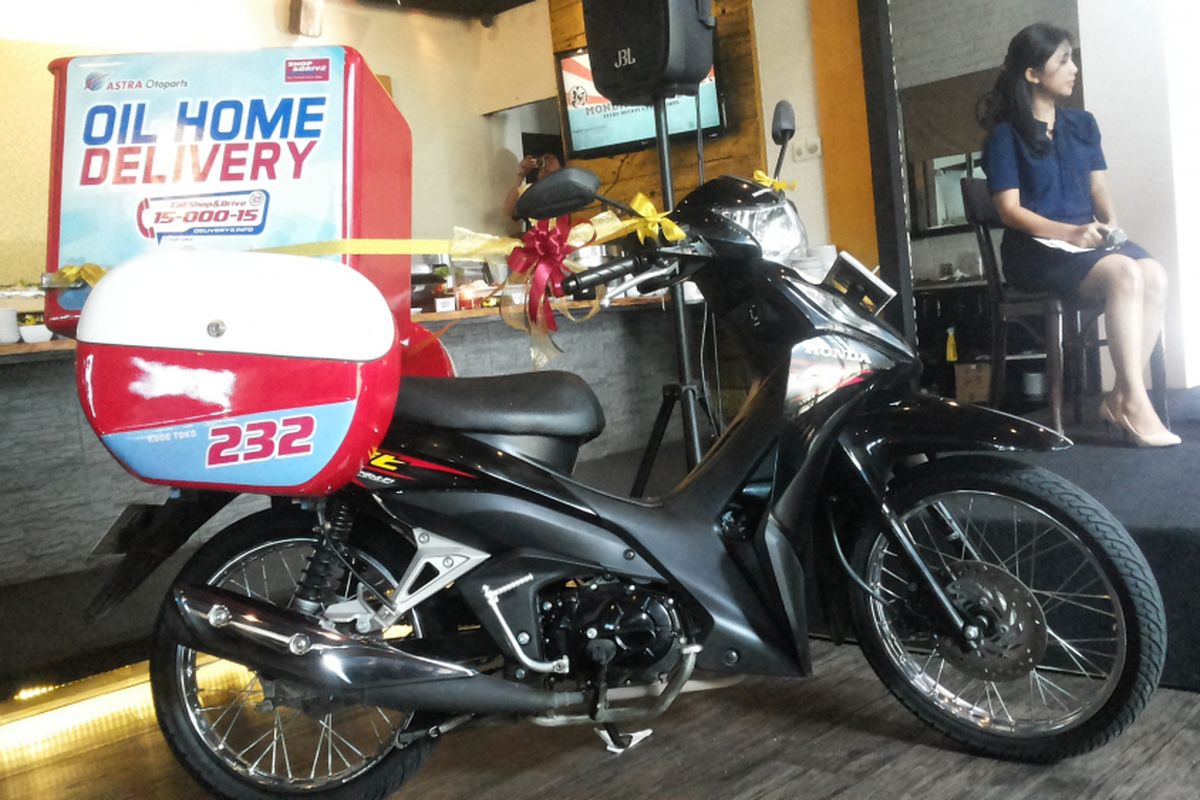 Sepeda motor yang akan digunakan mekanik untuk layanan Oil Homa Delivery dari Shop and Drive, Astra Otoparts.