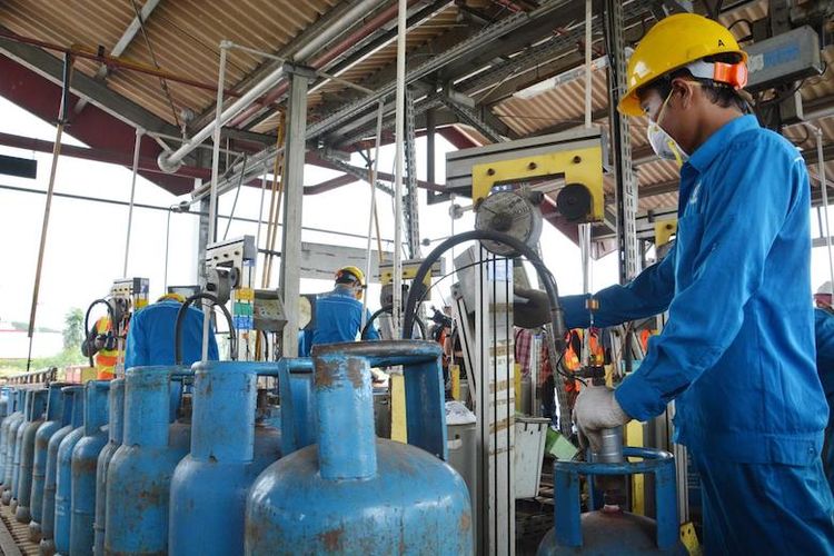 Petugas Pertamina sedang mengisi LPG