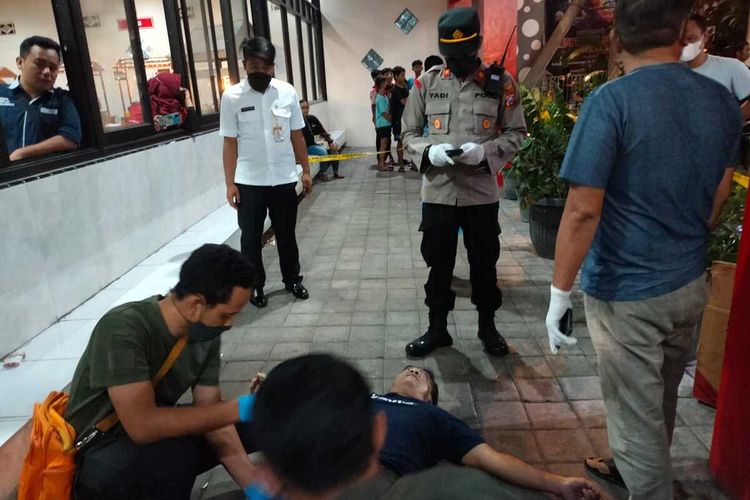 Seorang penumpang Bus Eka jurusan Kebumen Jawa Tengah meninggal saat akan diajak ngopi oleh sopir bus. Saat akan menjabat tangan sopir yang merupakan rekanan tiba tiba korban jatuh ke belakang dan kejang kejang. Korban diduga mendapat serangan jantung.