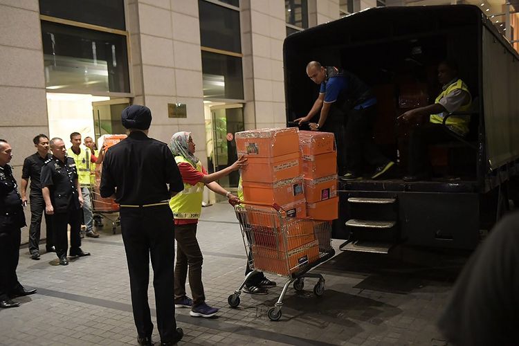 Kepolisian Malaysia menyita setumpuk barang dan dokumen dari salah satu kondominium milik mantan perdana menteri Najib Razak, Jumat (18/5/2018).
