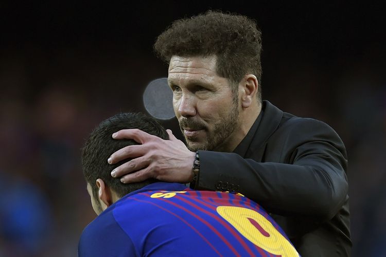 Pelatih Atletico Madrid, Diego Simeone, bersama penyerang Barcelona, Luis Suarez, pada pertemuan di Liga Spanyol, 4 Maret 2018.
