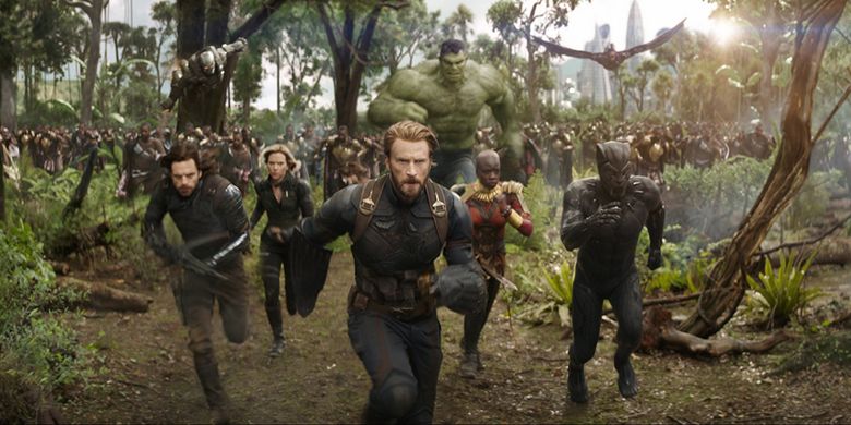 Don Cheadle, Chris Evans, Scarlett Johansson, Mark Ruffalo, Anthony Mackie, Chadwick Boseman, Sebastian Stan, dan Danai Gurira beraksi dalam Avengers: Infinity War (2018)