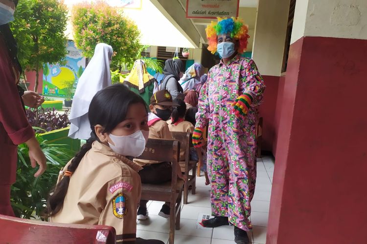 Sebanyak 323 siswa di Sekolah Dasar Negeri (SDN) 13 Palmerah, Jakarta Barat, dijadwalkan mengikuti vaksinasi Covid-19 pada hari kedua, Rabu (15/12/2021). 