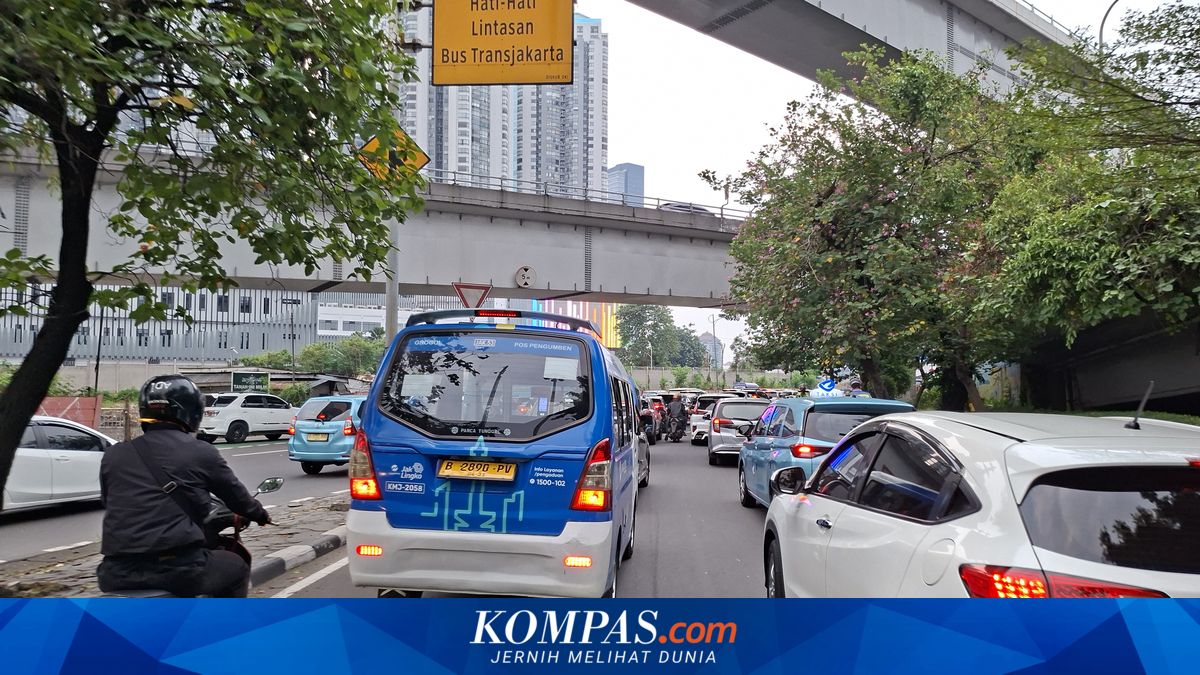 Update: Macet 2 Km di S Parman Jakbar, Evakuasi Besi dari Truk Terguling Belum Rampung