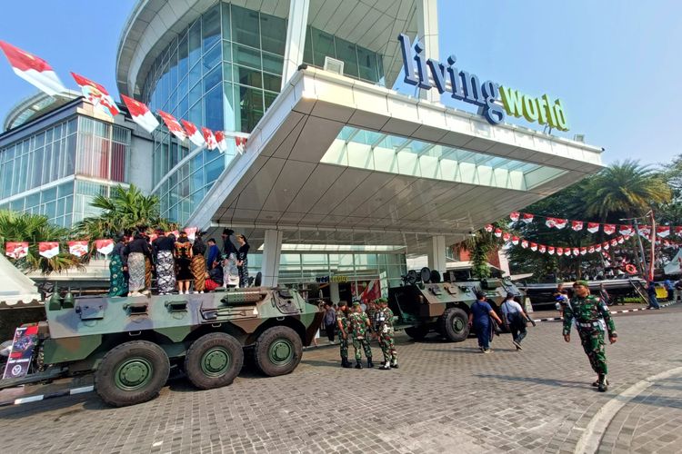 Pameran persenjataan TNI di Mal Living World Alam Sutera menyambut Hari Kemerdekaan RI