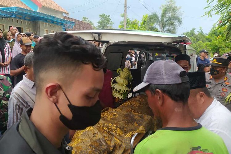 Suasana saat jenazah Muhammad Irsyad Aljuned (17), salah satu aremania korban tragedi Kanjuruhan, tiba di rumah duka, di Dusun Mernung Lor, Desa Sumbernongko, Kecamatan Ngusikan, Kabupaten Jombang, Jawa Timur, Minggu (2/10/2022).