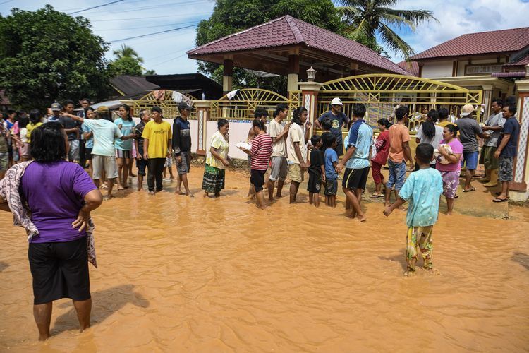 Sejumlah pengungsi antre bantuan sembako di Kelurahan Hutanabolon, Kecamatan Tukka,Tapanuli Tengah, Sumatera Utara, Senin (8/12/2025). Banyaknya akses terputus akibat bencana dan wilayah perbukitan menyebabkan pendistibusian bantuan untuk korban bencana belum merata.