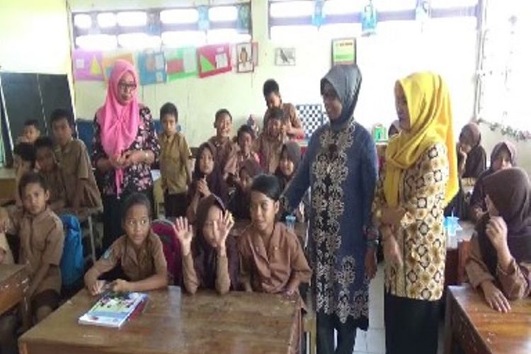 Pemkab Polman memberikan fasilitas pendidikan dan seragam gratis bagi siswa korban bencana di Sulawesi Tengah.