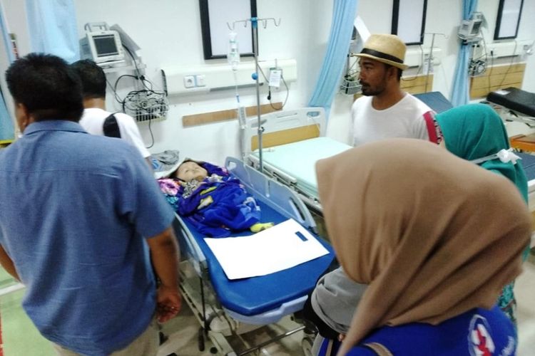 Anugerah Agustina (4) penderita Hidrosefalus asal Desa Peunaron, Kecamatan Peunaron, Kabupaten Aceh Timur di Rumah Sakit Adam Malik, Medan, Sumatera Utara, Minggu (9/1/2019)