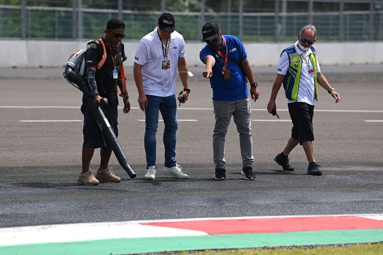 Petugas memeriksa kondisi lintasan saat sesi tes pramusim MotoGP 2022 di Pertamina Mandalika International Street Circuit, Lombok Tengah, NTB, Jumat (11/2/2022). Sesi tes pramusim di sirkuit Mandalika tersebut akan berlangsung hingga Minggu (13/2/2022). ANTARA FOTO/Andika Wahyu/rwa.