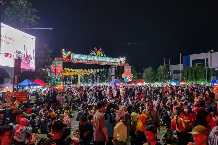 Keramaian Masyarakat Kota Solo di Kawasan Balai Kota Surakarta saat malam tahun baru 2024.
