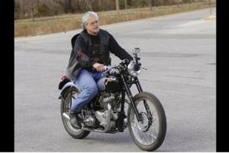 Donald DeVault (73 tahun) mengendarai sepeda motornya di halaman parkir di Omaha, Nebraska, setelah sepeda motor itu dikembalikan kepadanya hari Rabu (20/11).

