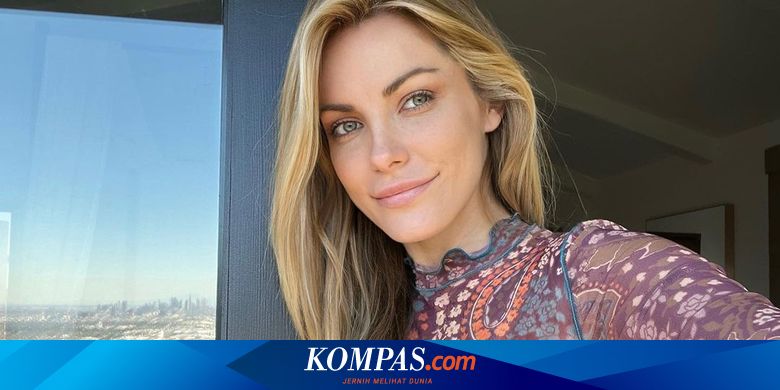 Uyda paypoq kiygan yalangoch ayollar