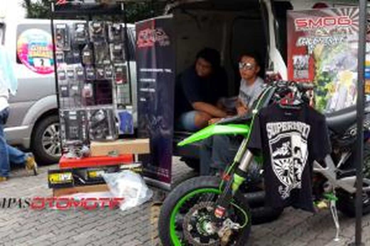 Caos Custombike mendiskon semua aksesori yang dipajang Rp 50 ribu di Bazaar Bagasi Tabloid Otomotif.