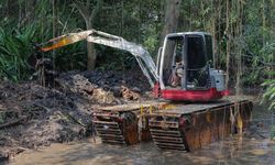 Kendalikan Banjir, Pemkot Tangsel Keruk Hulu Sungai Ciputat
