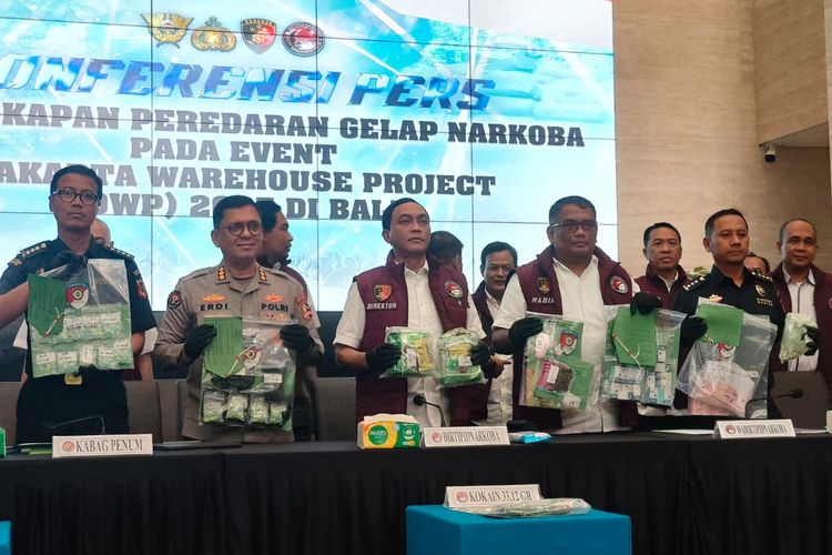 Direktorat Tindak Pidana Narkoba Bareskrim Polri menunjukan barang bukti narkoba dalam kasus peredaran narkoba jelang Djakarta Warehouse Project (DWP) Bali, Senin (22/12/2025).