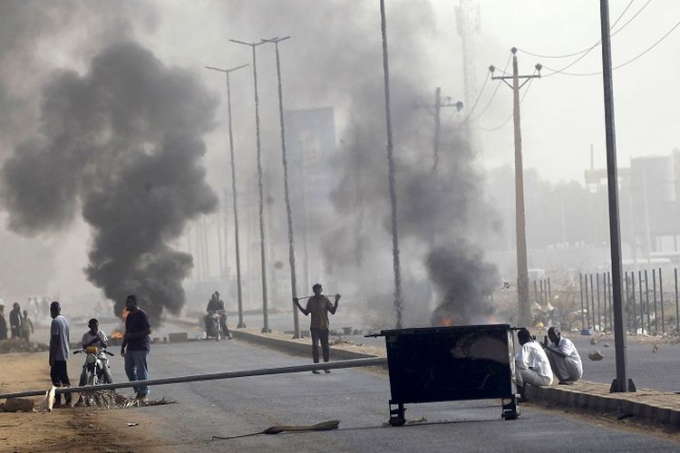 Demonstran mendirikan barikade di jalan dan menuntut agar Dewan Militer Transisi negara itu menyerahkan kekuasaan kepada warga sipil di Khartoum, Sudan, Senin (3/6/2019). (REUTERS)