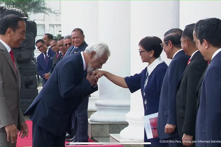 Perdana Menteri Republik Demokratik Timor Leste, Xanana Gusmao nampak mencium tangan Menteri Luar Negeri (Menlu) Retno L P Marsudi saat melakukan kunjungan kenegaraan ke Istana Kepresidenan Bogor, Jumat (26/1/2024).