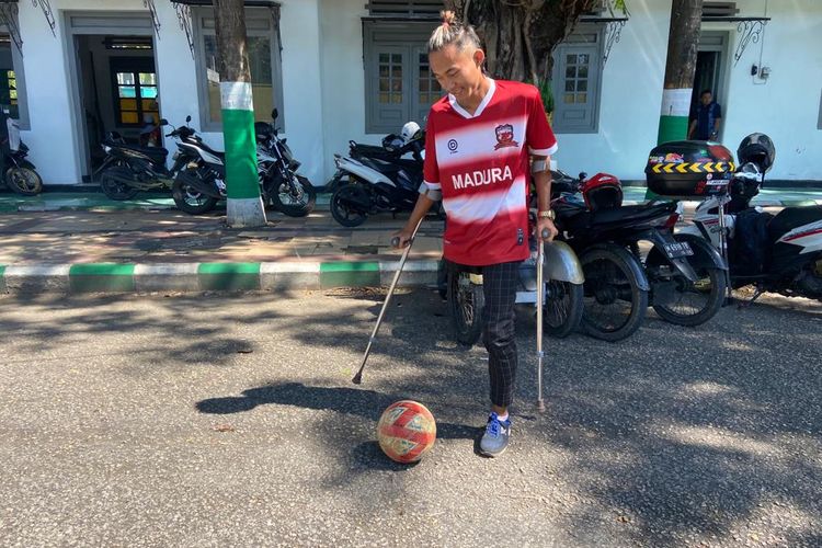 Robby Ansalni (21) akan memperkuat tim nasional sepak bola amputasi Indonesia yang akan berlaga di Piala Dunia Sepak Bola Amputasi di Turki Oktober 2022.